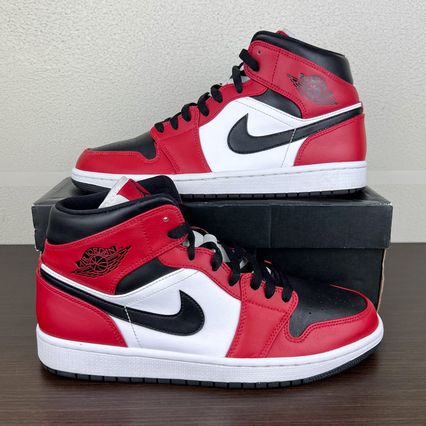 Air Jordan 1 Mid Chicago Black Toe